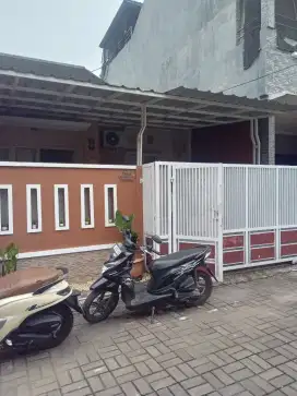 Jual rumah akses mobil bebas banjir komplek danamon grenhill jati sari