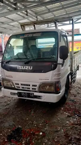 Isuzu Elf Engkel Truk 4 Roda