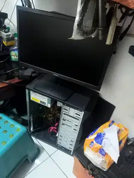 Jual desktop komputer rakitan keadaan hidup minus keyboard sama mouse