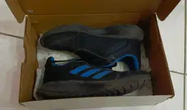 Sepatu running Adidas. Original. Masih bagus. No minus. Ukuran 35,5.