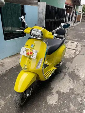 jual motor vespa sprint yellow 150cc