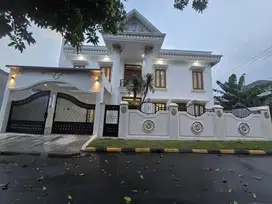 Rumah mewah Puspita Loka BSD City, ada kolam renang