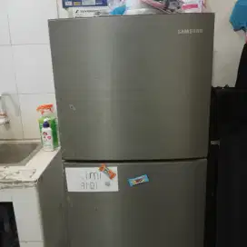 Jual santai karena ada kulkas baru