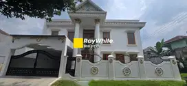 Rumah mewah Puspita Loka BSD City, ada kolam renang