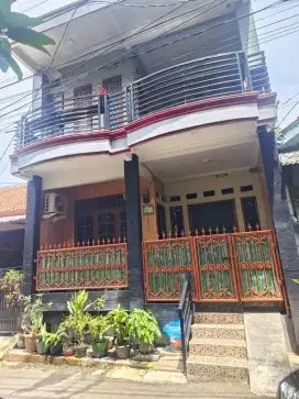 Dijual rumah 2 lantai lokasi strategis