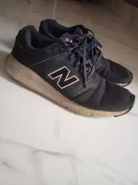 Sepatu Nb24 sport casual bekas pake no 42  sdh cuci