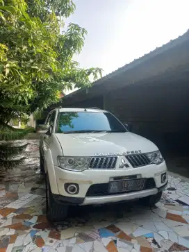 Mobil Pajero Sport exceed solar AT SUV Tahun 2012