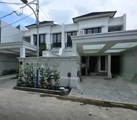 Jual rumah American classic di komplek dekat taman solo cempaka putih