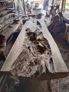 Meja jatuh utuh alami tanpa sambung