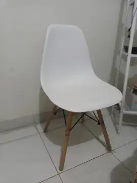 Kursi teras plastik, kaki kayu
