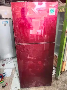 Kulkas 2 pintu sharp kondisi bagus normal siap pakai