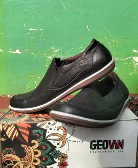 SEPATU SLIP ON CASUAL CEVANY X GEOVANI