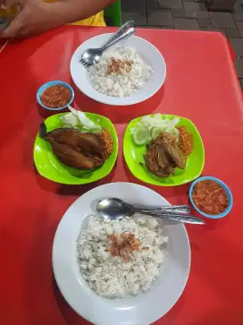 Karyawan Pecel Lele Tenda BSD