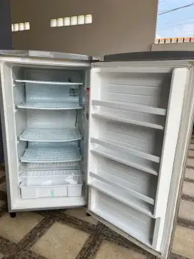 Freezer Bekas Bukaan Depan  Sanyo Aqua