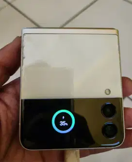 Samsung Z Flip 3 murah aja. Minus lcd