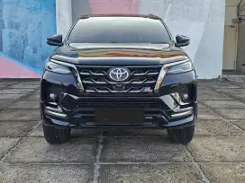 Km 29 ribuan fortuner vrz gr sport 2.8 tetradrive 4x4 at 2022 hitam