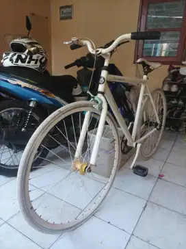 Sepeda fixie coaster masih bagus cakep minus ban kempes aja lama off