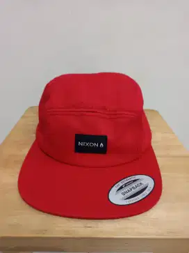 Topi five panel nixon merah