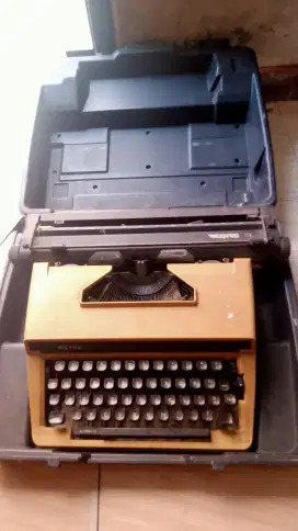 Mesin tik ROYAL