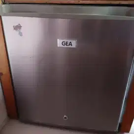 Kulkas mini merek GEA