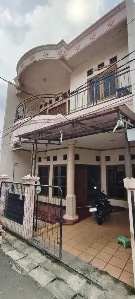 Rumah 2 Lantai modern dengan furniture lengkap Di Tangerang Selatan