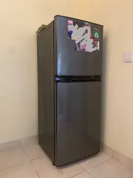 Dijual cepat kulkas 2 pintu merk sharp kondisi 99%