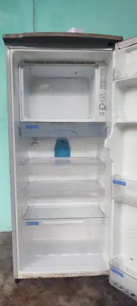 Lemari es sharp