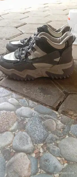 Sepatu sneker wanita