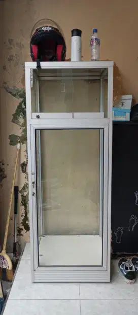 Etalase Kaca Aluminium – Kondisi Oke, Minus Kecil, Harga Nego!