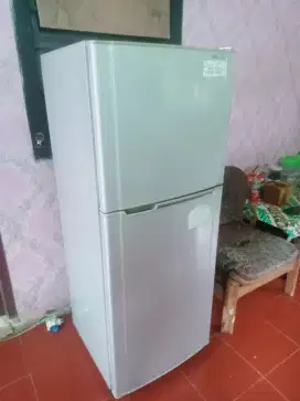 Di jual kulkas 2 pintu merk Toshiba Glaccio NORMAL Dingin BEKU