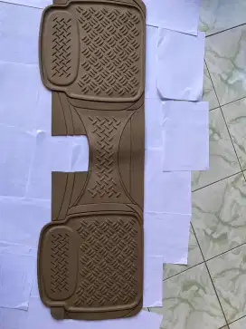 Alas Kaki Mobil / Karpet Karet – Bekas, 1 Set Lengkap