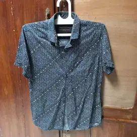 Kemeja formal / Kemeja kondangan size M merk Manzone