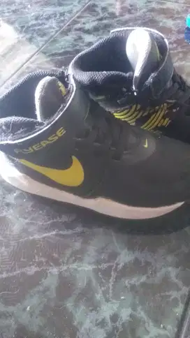 Sepatu Nike anak uk 28