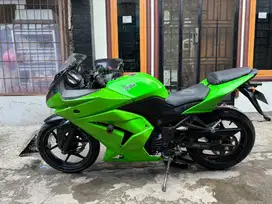 Kawasaki Ninja 250 karbu thun 2011 pajak panjang mesin halus siap gas.