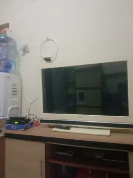 Dijual tv merk Sharp 32 inchi plus stb