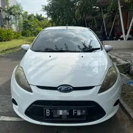 JUAL BU FORD FIESTA 2013 1.4 AT PUTIH