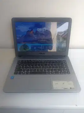Laptop Asus ram 4 SSD 128.nyala normal