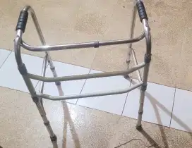 Walker / tongkat jalan 4 kaki
