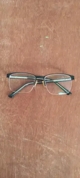 Kacamata lensa ledis
