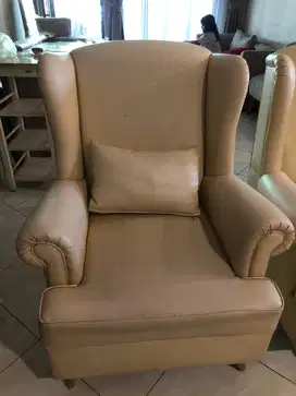 sepasang sofa kondisi layak pakai