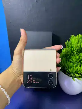 SAMSUNG Z FLIP 4 RAM 8/256GB ORIGINAL SEIN NORMAL 

TAMPILAN MEWAH