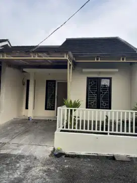 Disewakan Rumah Asri aman murah bebas banjir. Baru renovasi.