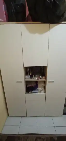 Lemari baju Informa