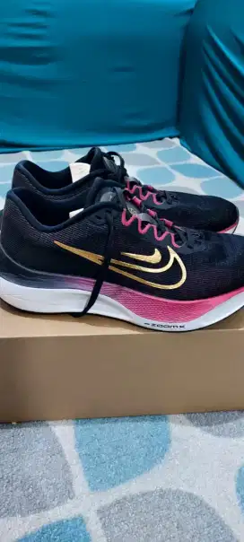 Nike women's Zoom Fly 5 warna Black/metallic gold white noir