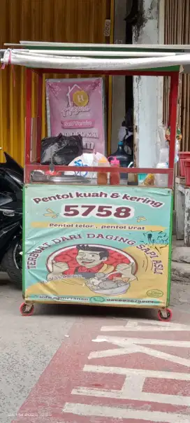 Gerobak cilok siap jualan