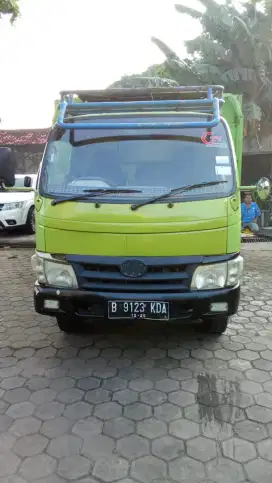 2010 HINO DUTRO 110LD DOBEL