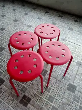 kursi bekas ada 4 warna merah