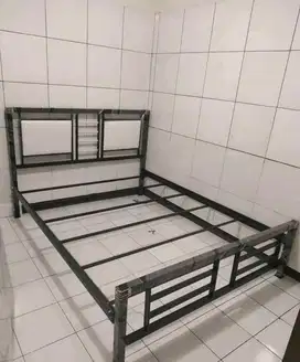 Dipan / tempat tidur besi kokoh