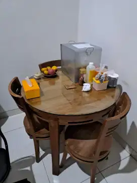 Meja makan. Diameter 1 m