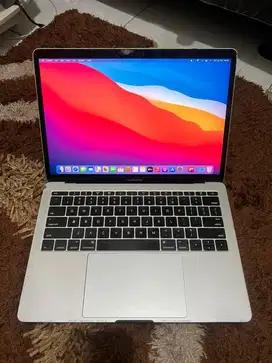 Macbook pro 2016 13 inch 8/256gb